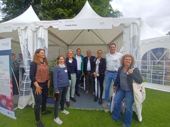 Landwirtinnen und Landwirte aus dem Havelländischen Luch besuchen die Forschenden des gemeinsamen Projekts FInAL bei der Woche der Umwelt 2024.